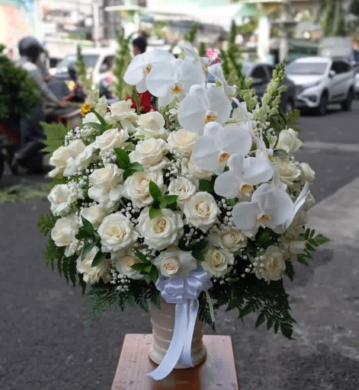 Rangkaian bunga segar di Cikarang Barat