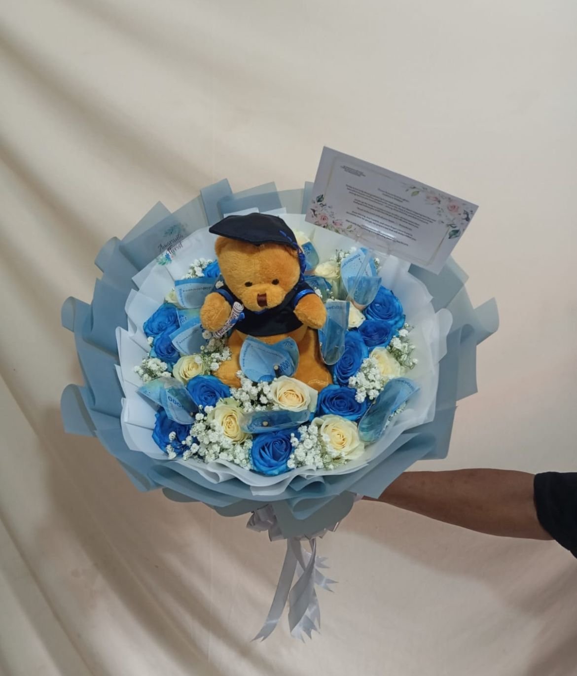 Hand bouquet wisuda Sukawangi untuk hadiah kelulusan