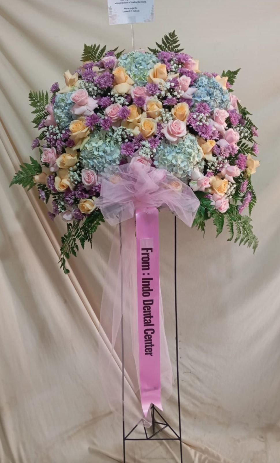Rangkaian bunga standing flowers di Sukatani untuk acara pernikahan