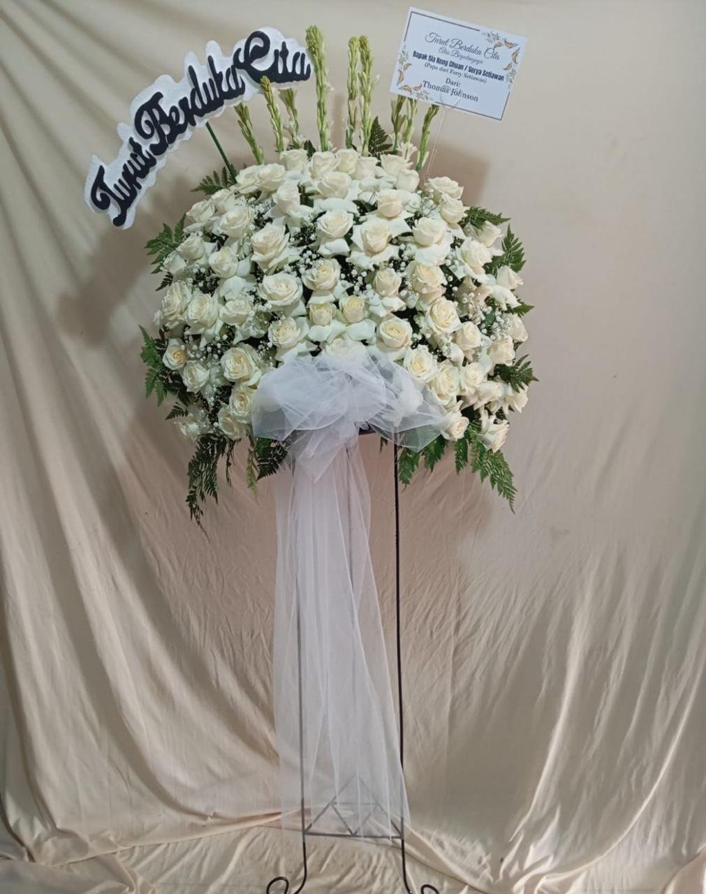 Bunga standing duka cita untuk rumah duka di Serang Baru Bekasi
