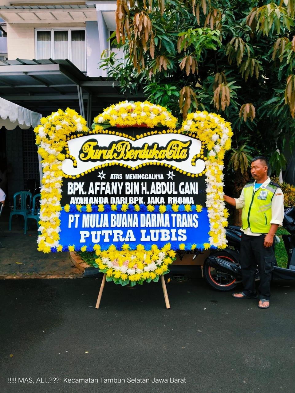 Karangan bunga duka cita turut berbelasungkawa di Serang Baru