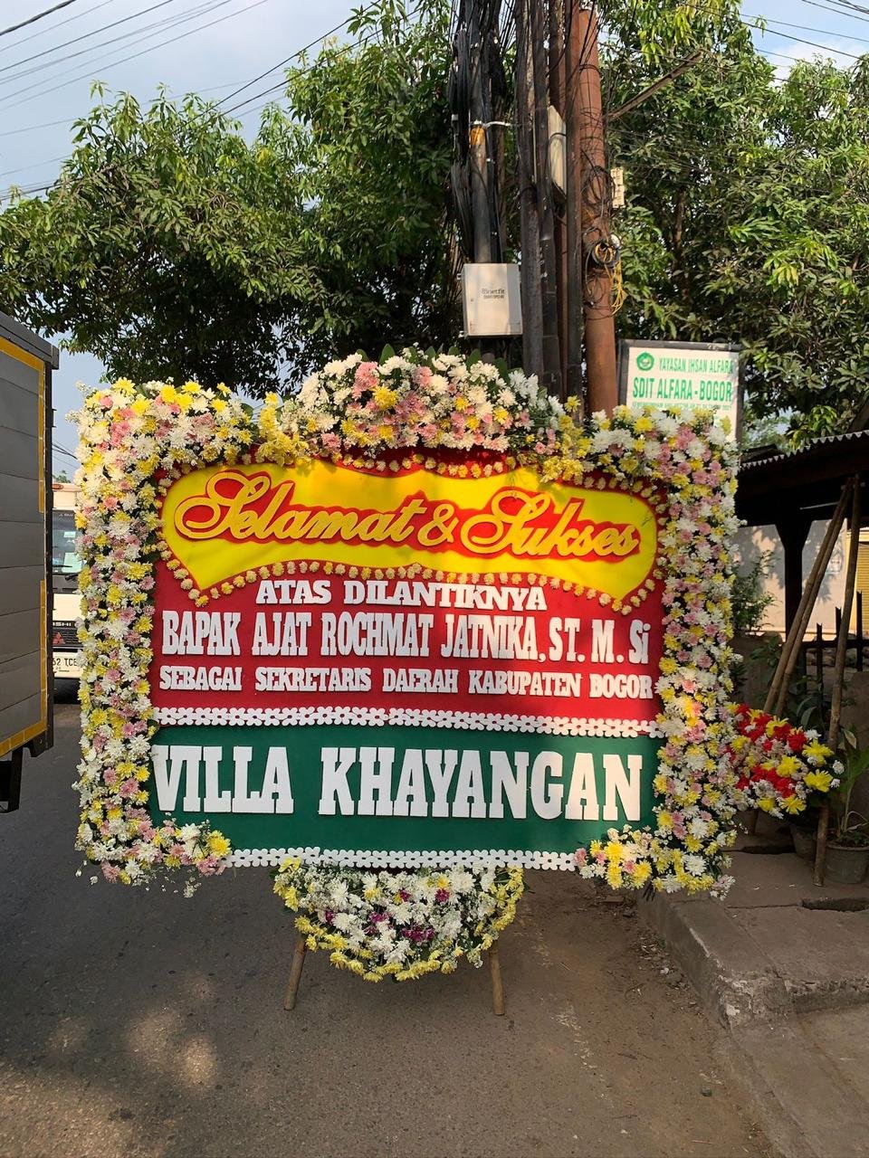 Karangan bunga ucapan selamat dan sukses di Serang Baru