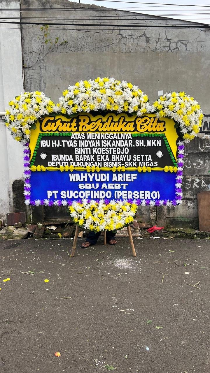 Bunga papan duka cita Cikarang hijau kuning rangkaian belasungkawa korporat