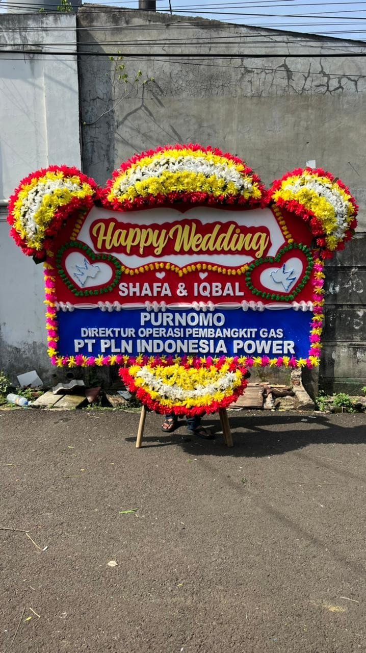 Bunga papan happy wedding Cikarang rangkaian merah dengan hiasan hati untuk ucapan pernikahan