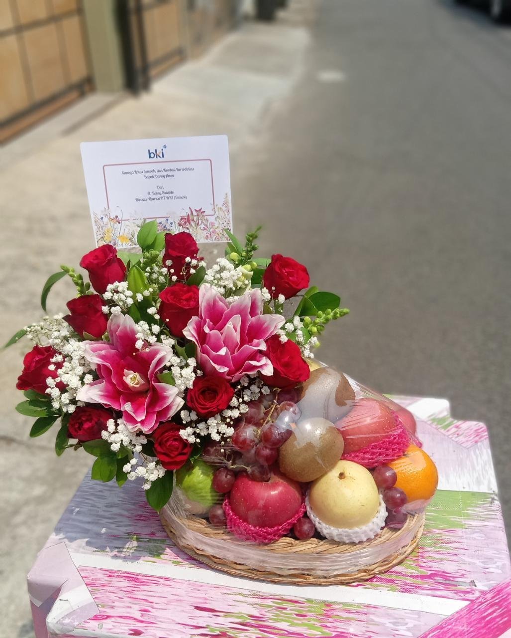 Parcel buah dan bunga Cikarang mawar merah dengan lily untuk ucapan korporat