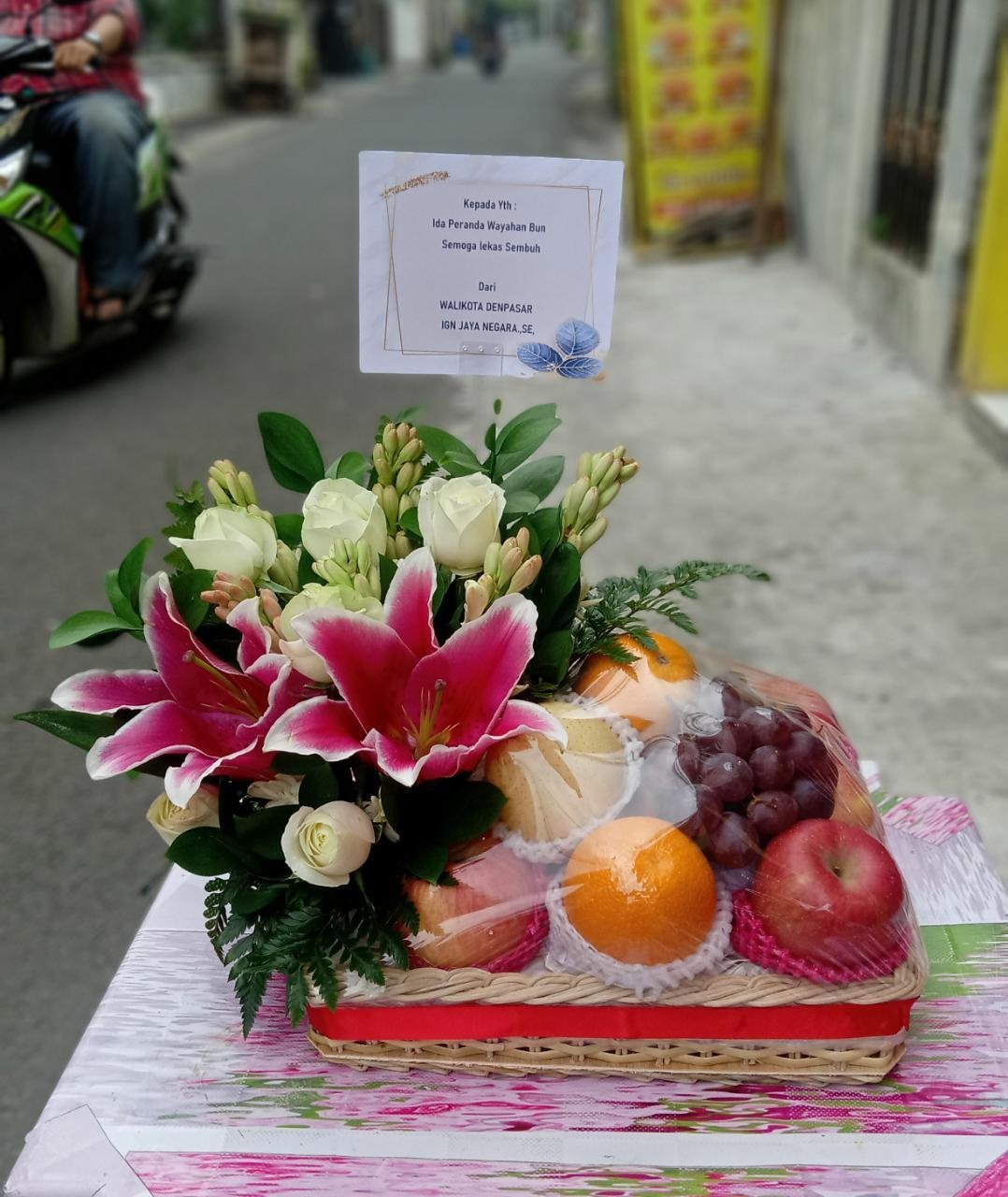 Parcel buah premium Cikarang dengan lily merah muda dan mawar putih