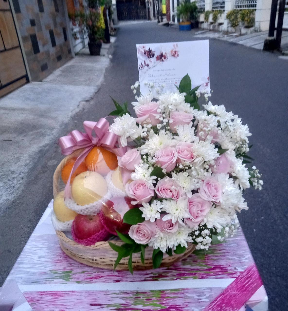 Parcel buah dan bunga pink Cikarang untuk ucapan lekas sembuh get well