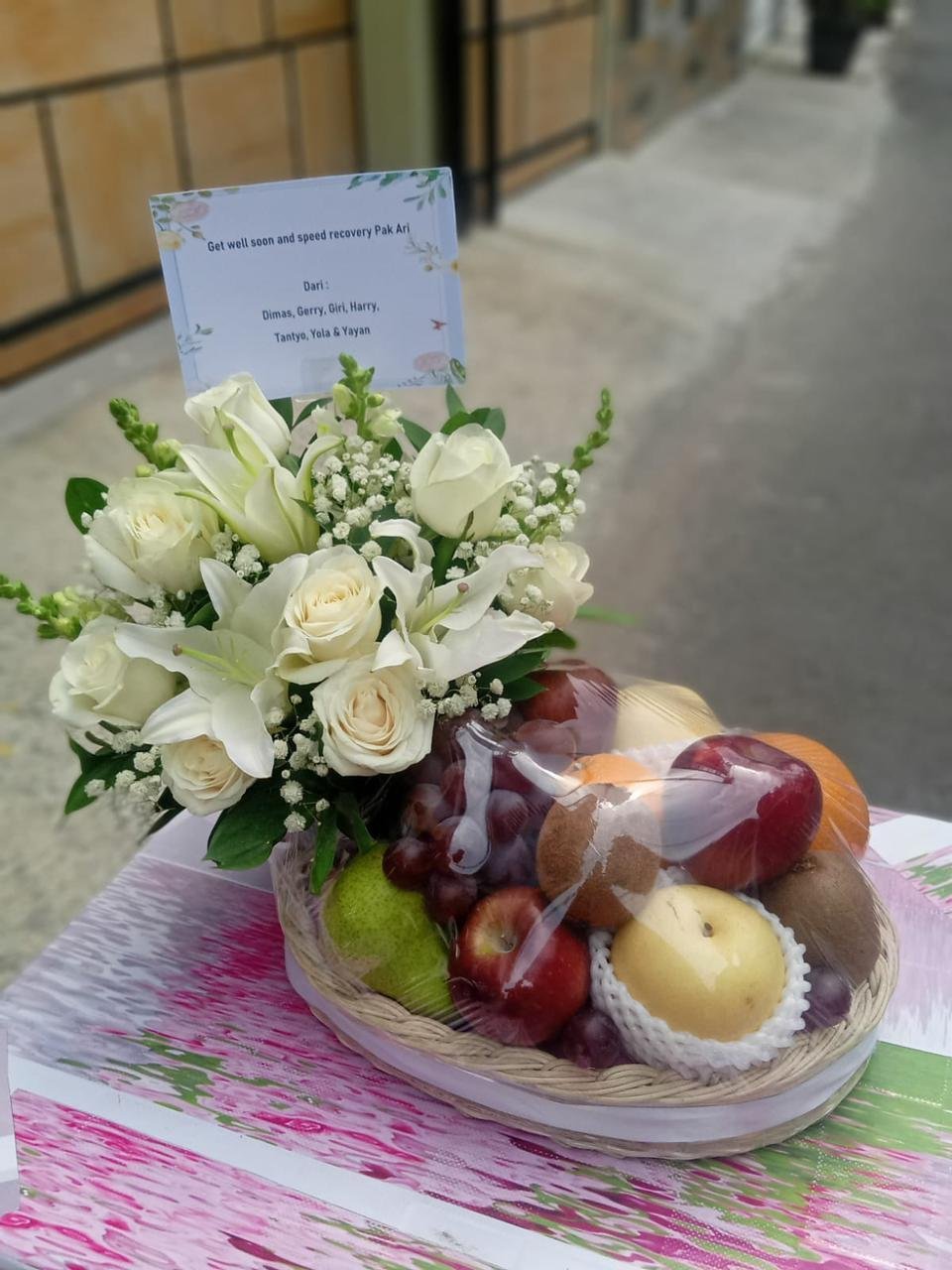 Parcel buah import premium Cikarang dengan mawar putih dan lily untuk get well