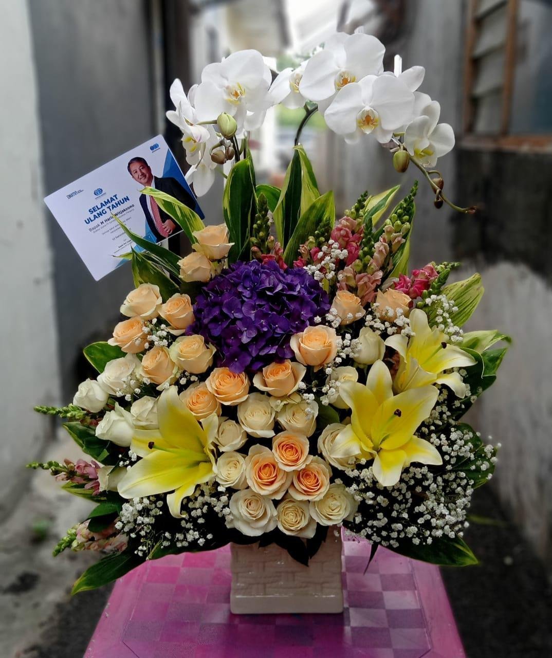 Rangkaian bunga meja anggrek lily mawar Cikarang untuk selamat ulang tahun