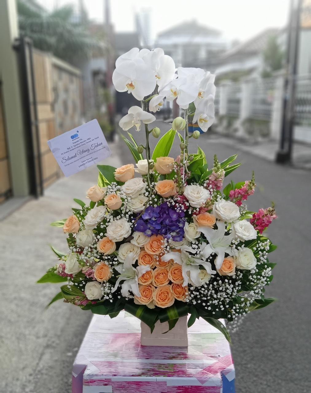 Rangkaian bunga meja premium Cikarang mawar peach anggrek bulan dan lily untuk ucapan selamat ulang tahun korporat