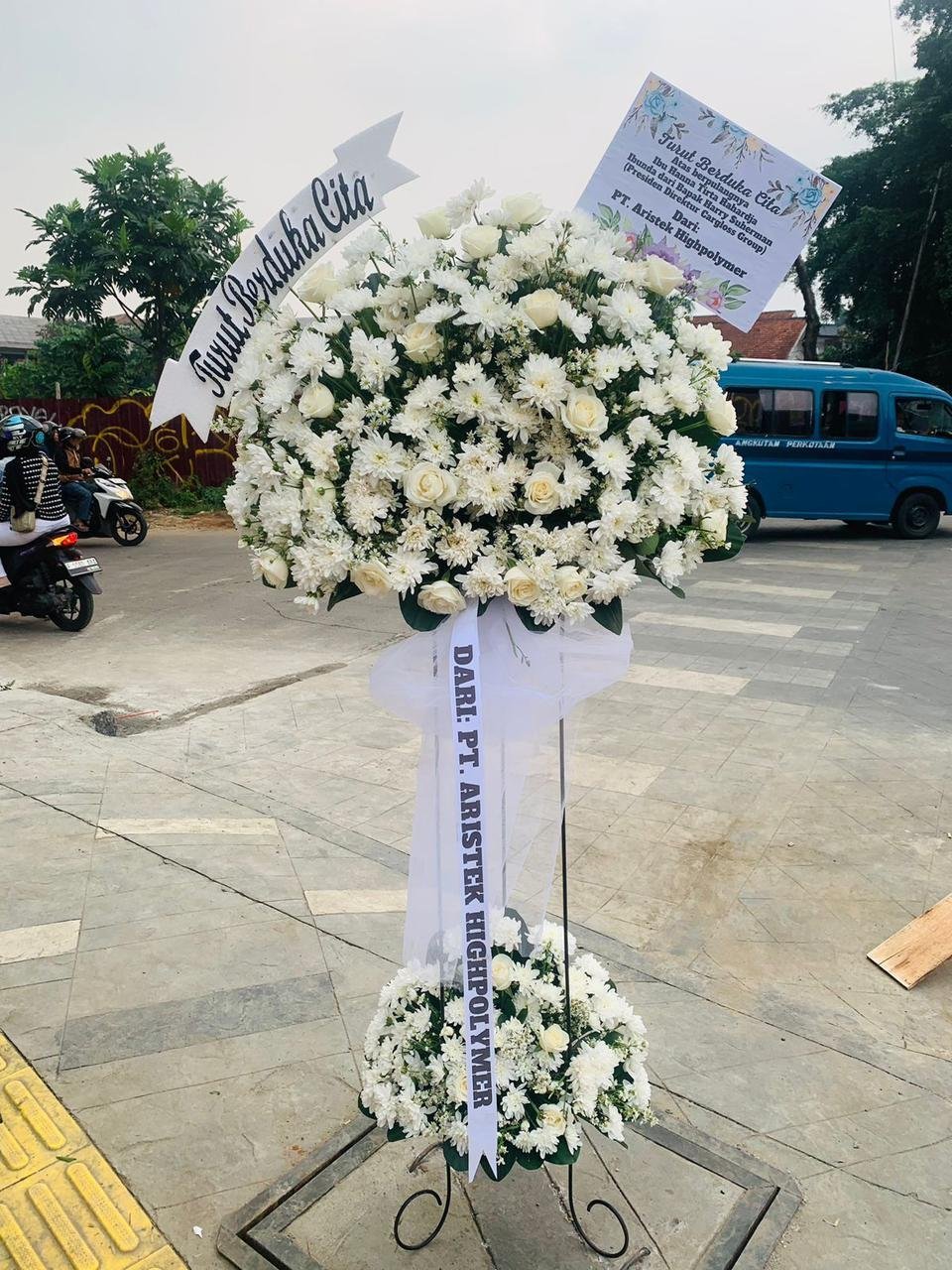 Standing flower Cikarang rangkaian mawar putih dan krisan untuk belasungkawa dan ucapan