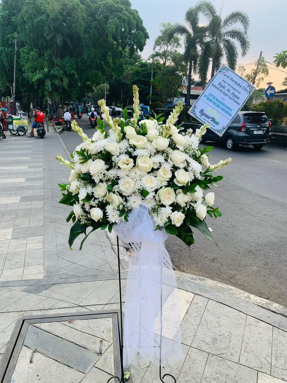 Standing flower duka cita Cikarang mawar putih dengan baby breath