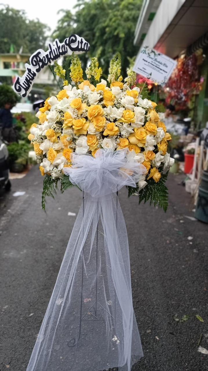 Standing flower Cikarang rangkaian mawar kuning dan putih untuk belasungkawa dan ucapan