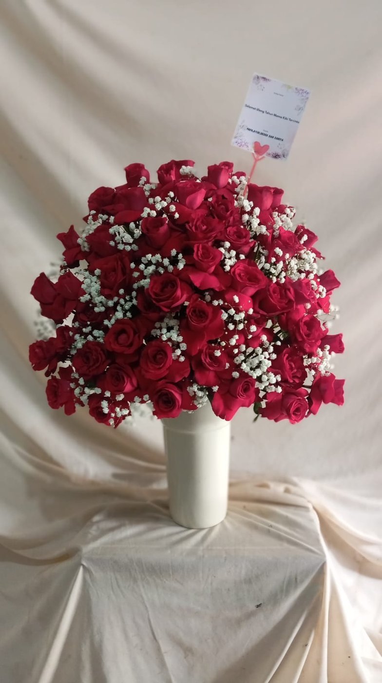 Bunga vas mawar merah Cikarang dengan baby breath untuk ucapan selamat ulang tahun