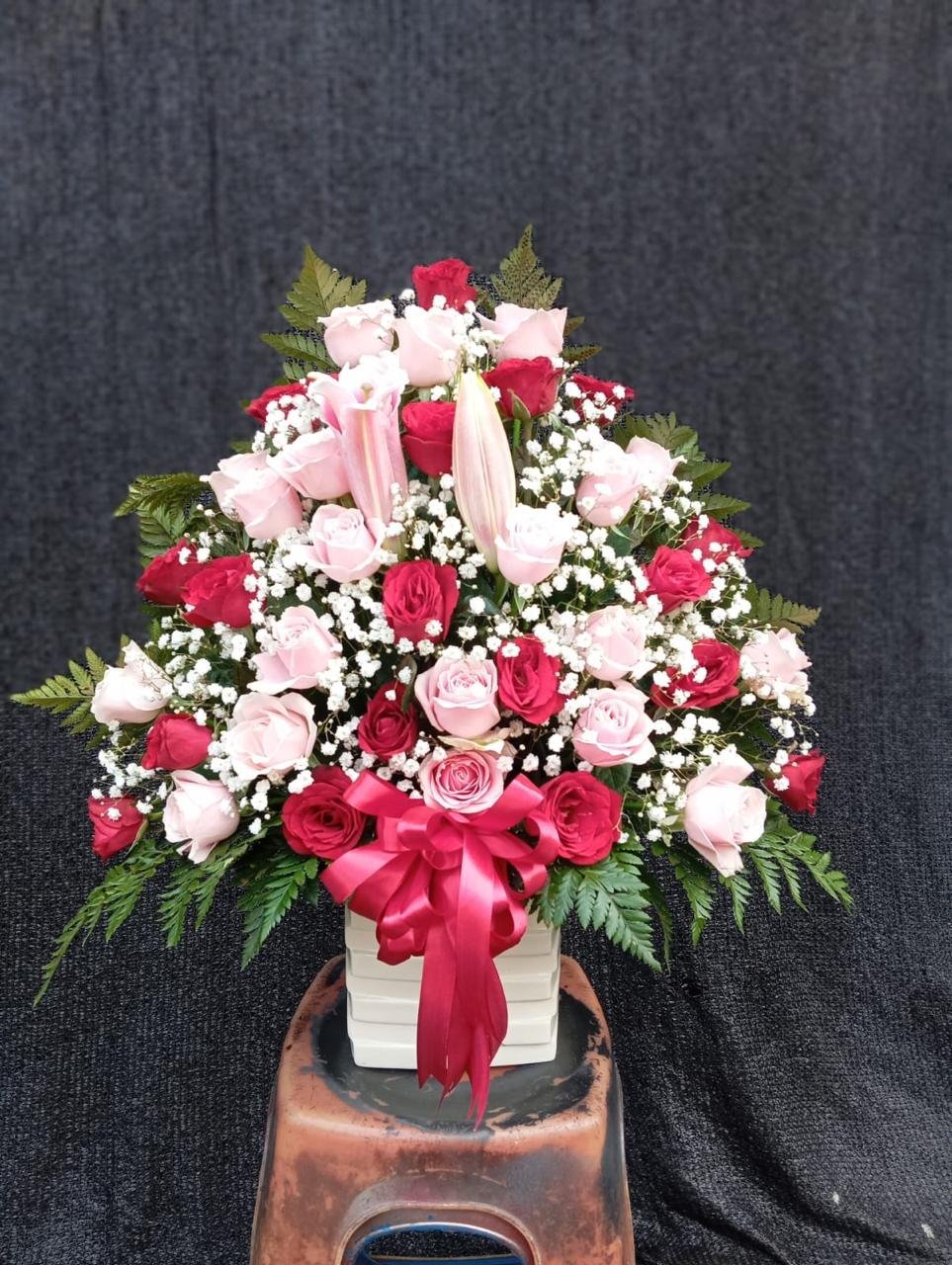 Bunga meja mawar pink merah dan lily Cikarang rangkaian premium