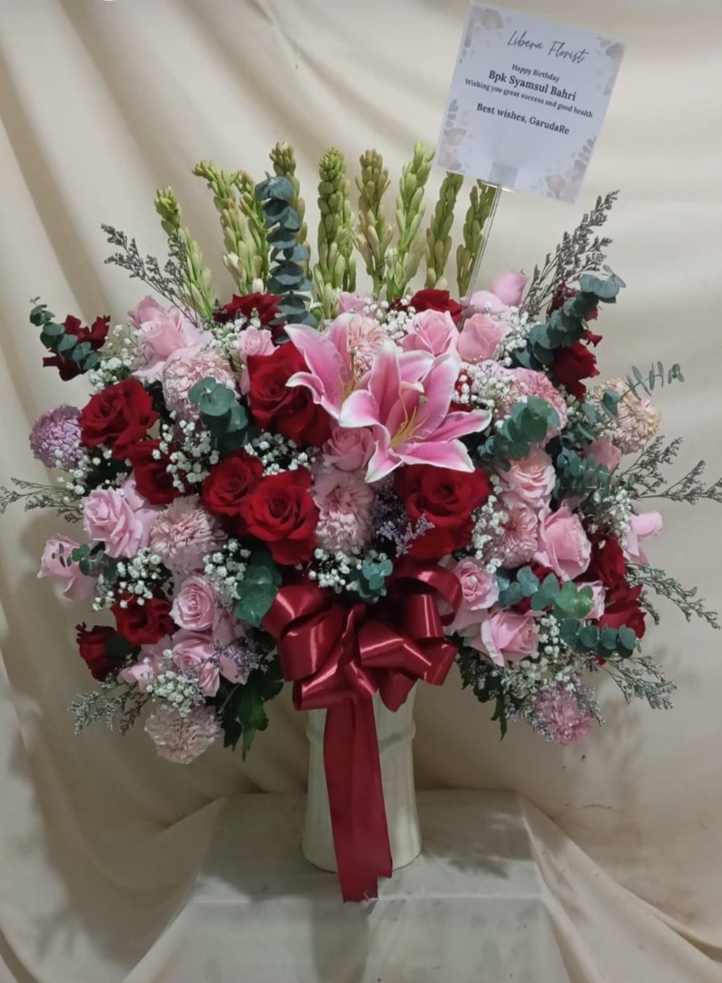 Bunga vas Cikarang rangkaian mawar pink merah dan lily dengan baby breath untuk hadiah ulang tahun